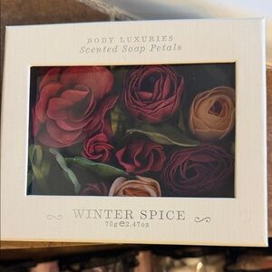 Winter Spice Scented Soap Petals - Red & Cream